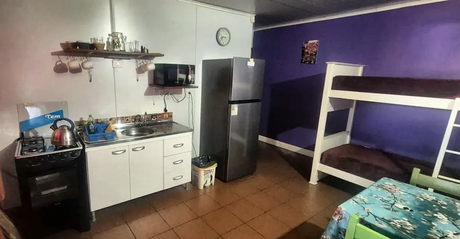 Cocina equipada con horno, heladera y cucheta al fondo