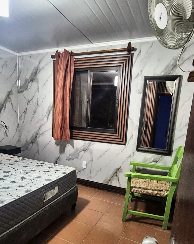 Dormitorio con ventana y ventilador