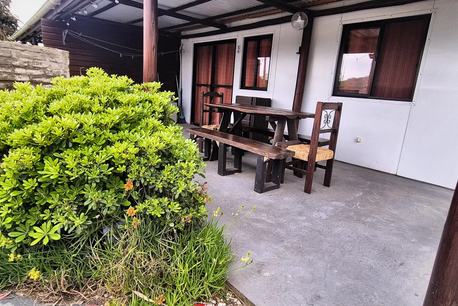 Galería de la cabaña 2 con mesa y bancos