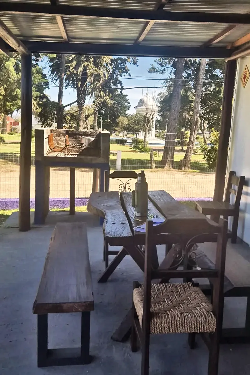 Parrillero en la galería, con la Fuente de Venus al fondo