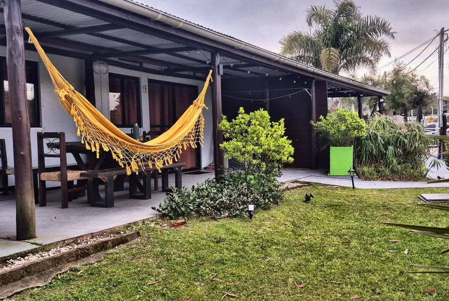 Hamaca amarilla y jardín de la cabaña 1