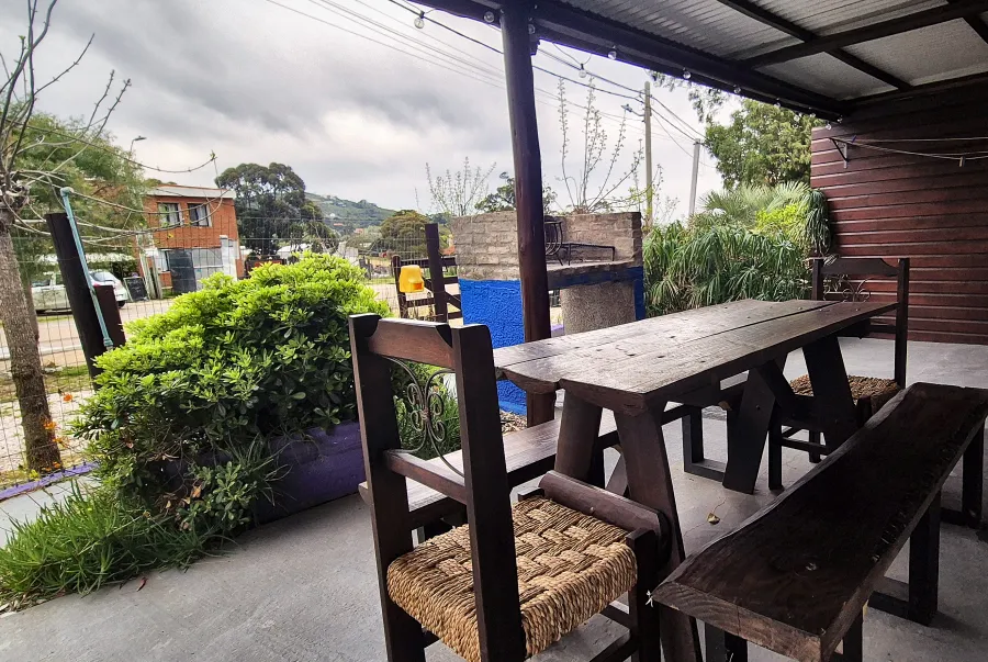 Mesa de la galería con vista al cerro